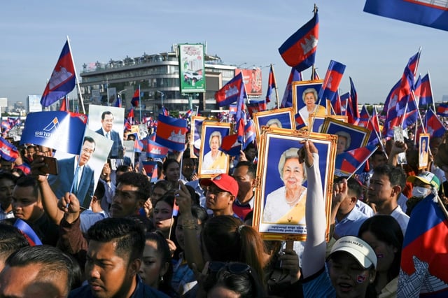 Des manifestants participent à une marche en soutien aux soldats stationnés à la frontière avec la Thaïlande, le 18 juin 2025 à Phnom Penh, au Cambodge