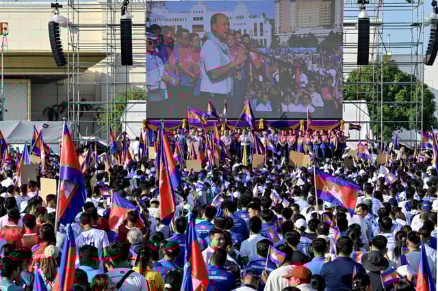 Des manifestants participent à une marche en soutien aux soldats stationnés à la frontière avec la Thaïlande, le 18 juin 2025 à Phnom Penh, au Cambodge