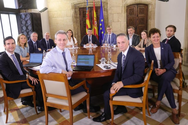 Reunión de Mazón con altos cargos de la Generalitat y directivos del FMI, en el Palau.