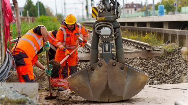 Gleisarbeiten werden auf der Riedbahnbaustelle am Bahnhof Gernsheim ausgeführt. 