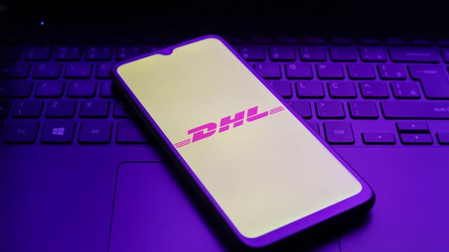 Die Verbraucherzentrale warnt vor Betrügern, die DHL-Kunden ins Visier nehmen.