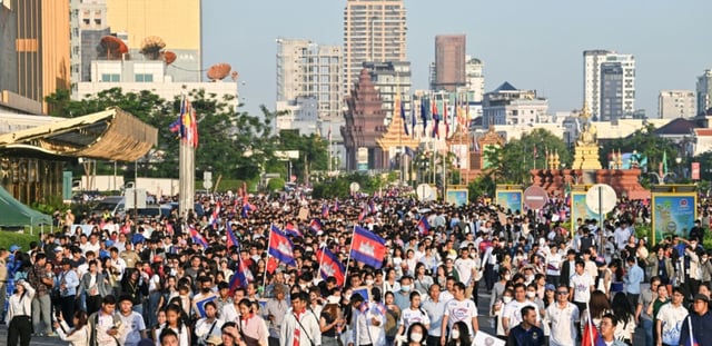 Des manifestants participent à une marche en soutien aux soldats stationnés à la frontière avec la Thaïlande, le 18 juin 2025 à Phnom Penh, au Cambodge