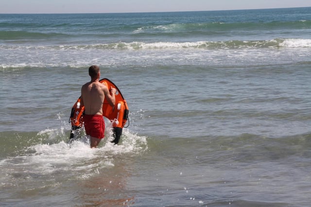 Un socorrista de la Cruz Roja, en la playa de Gandia.