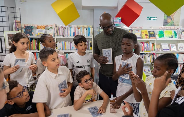 Le rapport de la CNCDH publié mercredi 18 juin 2025 pointe les effets du racisme sur la santé mentale des personnes discriminées. La semaine passée, l’ex footballeur Lilian Thuram s’est rendu dans une école à Pessac pour parler de ce sujet avec les élèves.