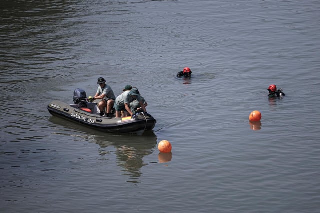 El GEAS de la Guardia Civil realiza una búsqueda en el río Júcar de las tres personas desaparecidas por la dana