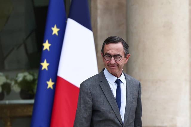 Le ministre de l’intérieur Bruno Retailleau a annoncé, mercredi 18 juin 2025, la mobilisation de 4 000 forces de l’ordre mercredi et jeudi lors d’opérations de contrôle nationales contre l’immigration illégale dans les gares et bus.