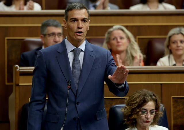 Nach Korruptionsvorwürfen gegen Parteikollegen hat Spaniens Ministerpräsident Pedro Sánchez den Verdacht zurückgewiesen, dass illegale Zahlungen an seine Partei geflossen sein könnten.