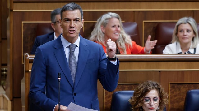 Pedro Sánchez spricht während der Regierungskontrollsitzung im Unterhaus des Parlaments in Madrid, Spanien.