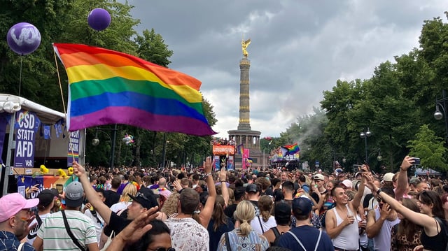 Menschen feiern beim alljährlichen Berlin-Pride-Umzug zum Christopher Street Day (CSD). (Archivbild: 27.07.2024)