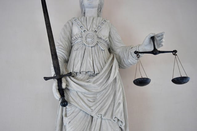 In einem Prozess um die Ermordung einer Frau auf ihrer Terrasse hat das Landgericht Osnabrück den Angeklagten zu lebenslanger Haft verurteilt. Der Angeklagte wurde wegen Mordes verurteilt, wie ein Gerichtssprecher mitteilte.