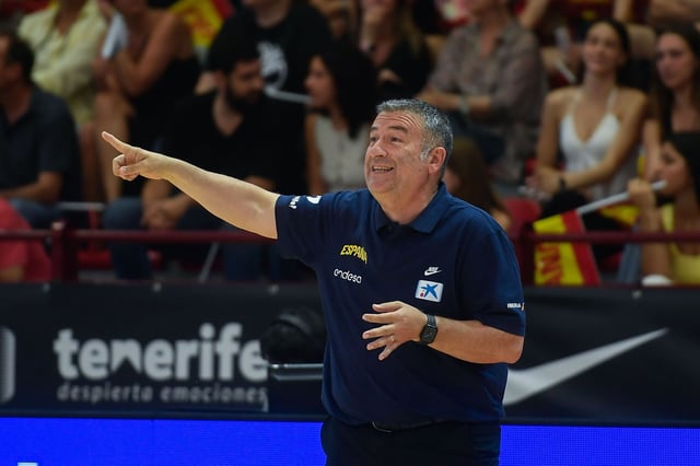 Miguel Méndez, seleccionador del equipo femenino español de baloncesto, durante un amistoso preparatorio para el Eurobasket.