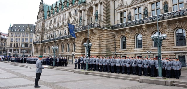 Soldaten der Bundeswehr bei ihrer feierlichen Beförderung zu Offizieren auf dem Hamburger Rathausmarkt