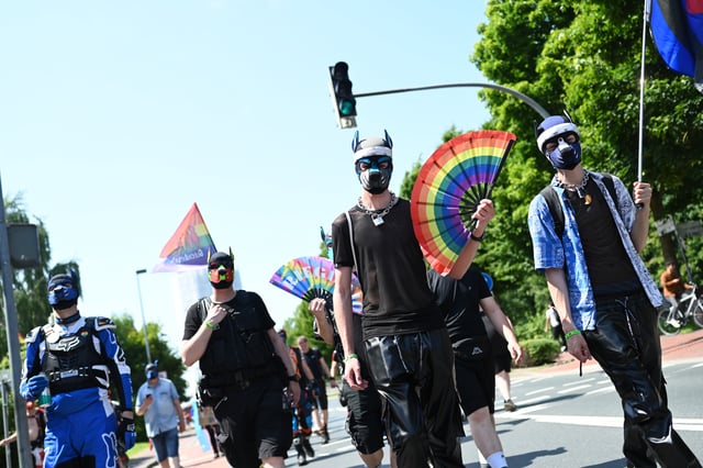Auf dem CSD Emden wurde ein Hamburger Mitglied der „Puppy“-Szene Opfer einer Gewalttat.