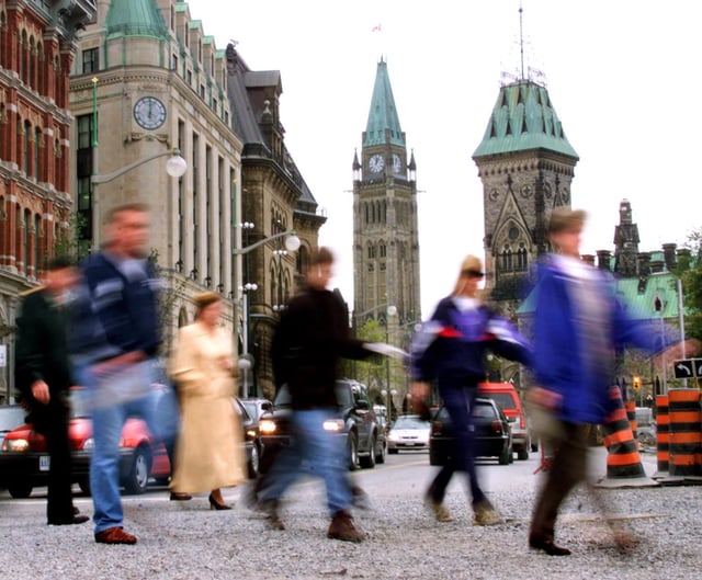 Ottawa pedestrians cross the street in downtown Ottawa Wednesday Sept 22, 1999.  