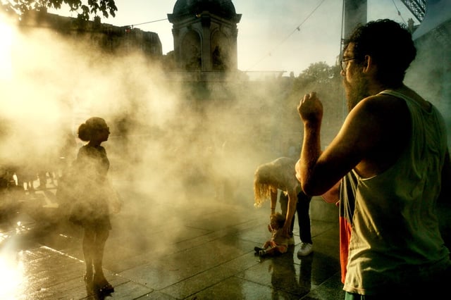 Menschen im Wassernebel