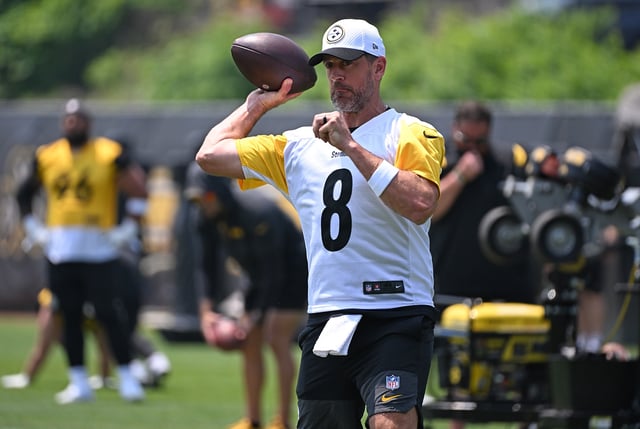 Aaron Rodgers #8 of the Pittsburgh Steelers in action during Minicamp at UPMC Rooney Sports Complex on June 12, 2025 in Pittsburgh, Pennsylvania.