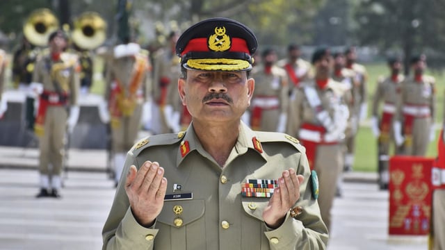 Newly elevated Field Marshal General Asim Munir prays after laying wreath on the Martyrs monument during a special guard of honour ceremony at General Headquarters in Rawalpindi, Pakistan, 