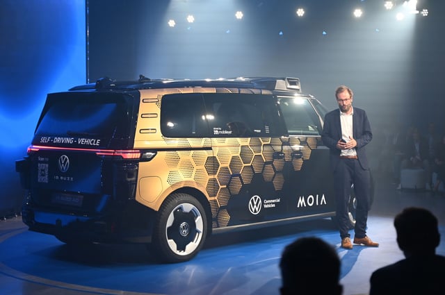 Verkehrssenator Anjes Tjarks (Grüne) stellt den autonomen Volkswagen ID.Buzz AD in der Hamburger Hafencity vor. Volkswagen zeigt in Hamburg erstmals die Serienversion seines autonom fahrenden Elektro-Bullis.