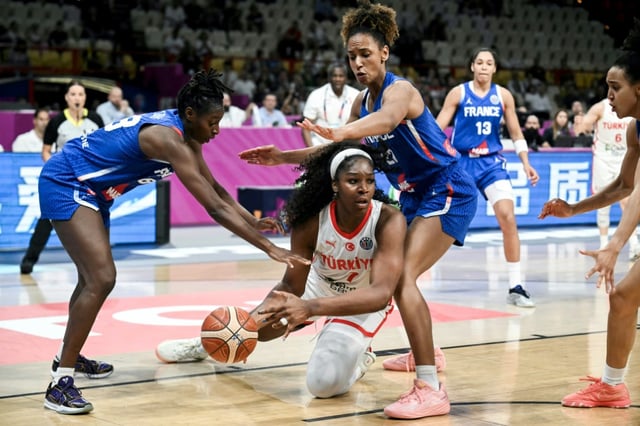 La centre turque Teaira McCowan (C) entre les Françaises Marieme Badiane (D) et Migna Toure lors du premier match de l'Euro féminin de basket remporté à l'arraché par la France (61-59), le 18 juin 2025 au Pirée (Grèce)