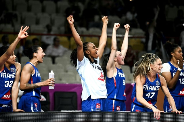 La joie des Françaises après leur victoire contre la Turquie (61-59) pour leur entrée dans l'Euro de basket, le 18 juin 2025 au Pirée (Grèce)