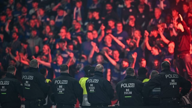 Polizeieinsatz beim Fußball (Symbolbild).
