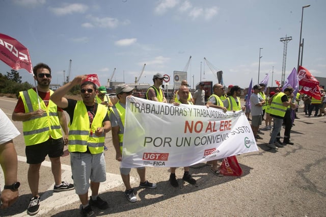 Segunda jornada de huelga de los trabajadores de Fertiberia en Sagunt.