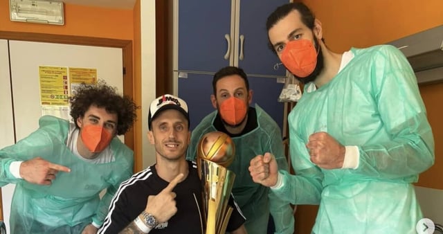 Polonara, la Virtus Bologna gli porta la coppa in ospedale
