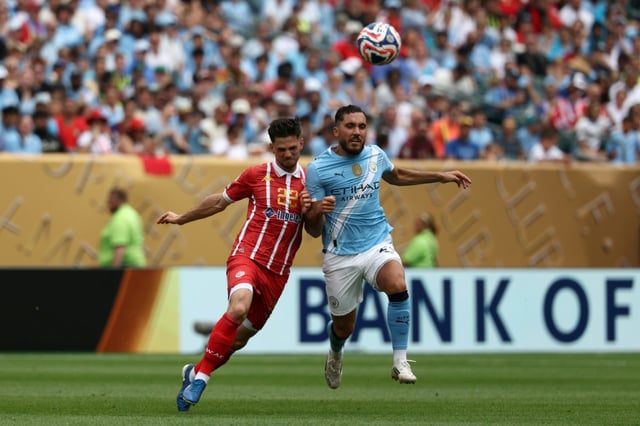 Le Français de Manchester City Rayan Cherki (droite) au duel avec le Néerlandais Bart Meijers (gauche) lors du match entre les Citizens et le Wydad Casablanca en phase de groupes du Mondial des clubs à Philadelphie (Etats-Unis) le 18 juin 2025