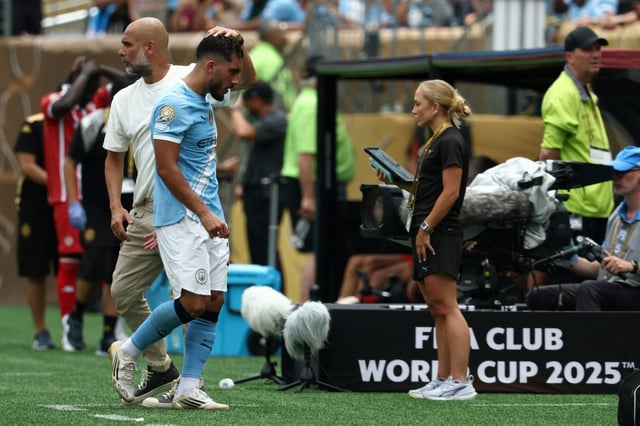 L'entraîneur Pep Guardiola et le Français Rayan Cherki  à sa sortie lors du match entre Manchester City et le Wydad Casablanca en phase de groupes du Mondial des clubs à Philadelphie (Etats-Unis) le 18 juin 2025