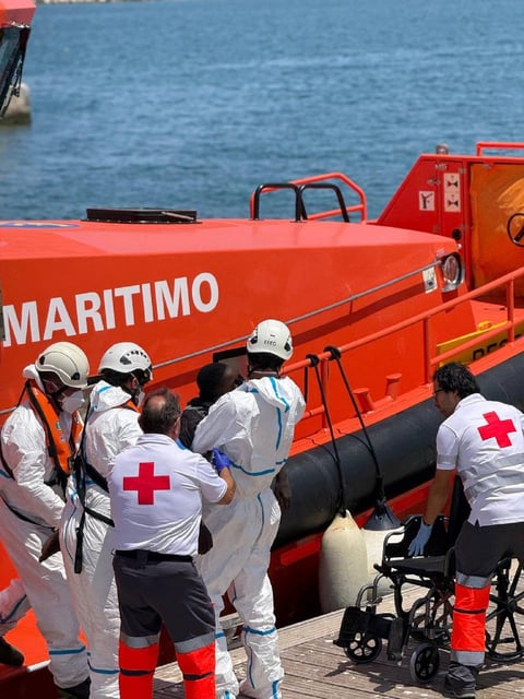 Llegada de la embarcación de salvamento al Puerto de Alicante con los rescatados, en un estado de extrema debilidad