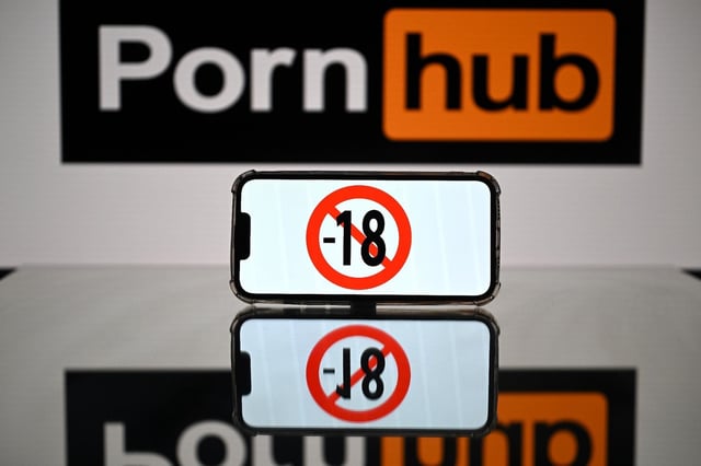 Aylo, maison mère des sites pornographiques Youporn et Pornhub, va suspendre l’accès aux contenus de ses plateformes en France