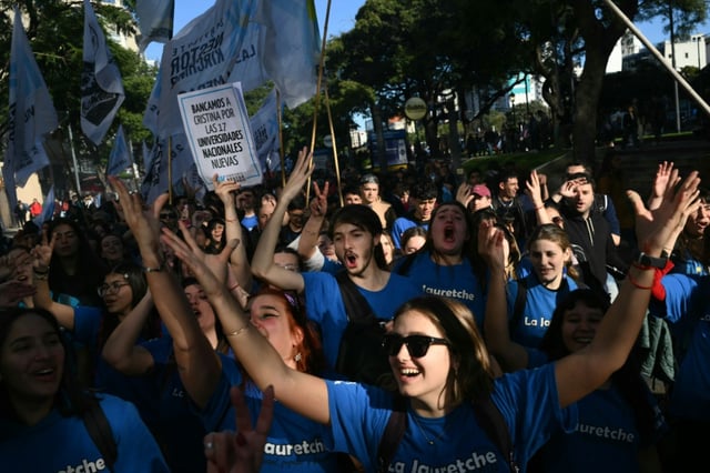 In der argentinischen Hauptstadt Buenos Aires sind zehntausende Menschen zur Unterstützung der verurteilten linksgerichteten Ex-Präsidentin Christina Kirchner auf die Straße gegangen. Sie versammelten sich auf der zentralen Plaza de Mayo.