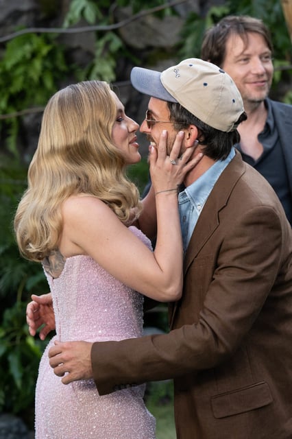 Scarlett Johansson and Jonathan Bailey found each other on the red carpet to share a heartwarming moment.