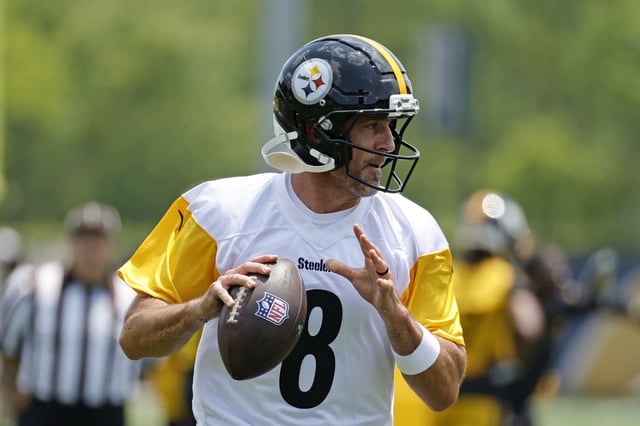 Aaron Rodgers #8 of the Pittsburgh Steelers in action during Minicamp at UPMC Rooney Sports Complex on June 10, 2025 in Pittsburgh, Pennsylvania.