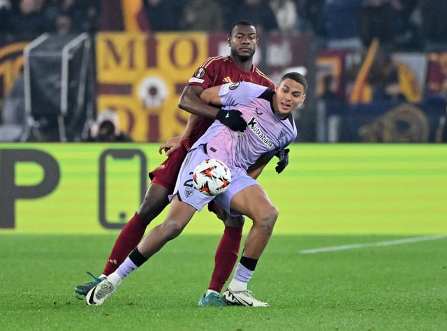 Soccer Football - Europa League - Round of 16 - First Leg - AS Roma v Athletic Bilbao - Stadion Olimpico, Rome, Italy - March 6, 2025, Athletic Bilbao's Ander Herrera in action with AS Roma's Evan Ndicka REUTERS/Alberto Lingria/File Photo