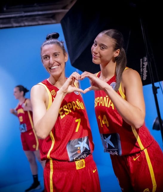 La  jugadora del Valencia Basket Raquel Carrera posa con Alba Torrens. | FEB
