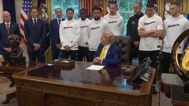 Donald Trump, presidente de los EEUU, conversa con los jugadores de la Juventus en la Casa Blanca.