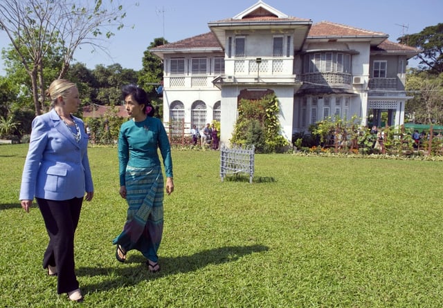 Aung San Suu Kyi et l'ancienne secrétaire d'Etat américaine Hillary Clinton (g), dans le jardin de la résidence de l'opposante birmane, à Rangoon, le 2 décembre 2011