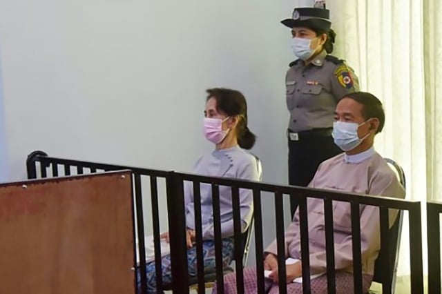 Une photo transmise par le ministère de l'Information, dernière apparition d'Aung San Suu Kyi (g) avec l'ancien président Win Myint (d) dans une salle d'audience de Naypyidaw en Birmanie, le 24 mai 2021