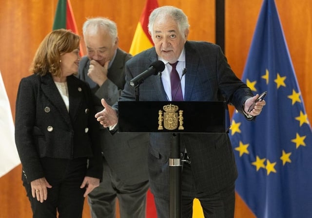 El presidente del TC, Cándido Conde-Pumpido, con Montalbán y el magistrado Ramón Sáez