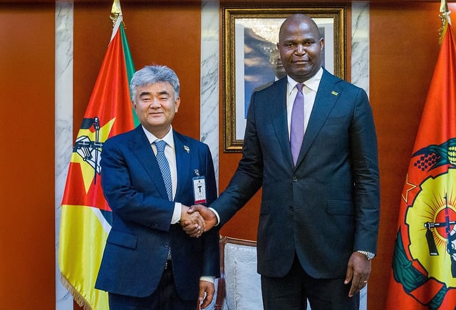 This photo provided by Daewoo Engineering & Construction Co. on June 19, 2025, shows company Chairman Jung Won-ju (L) shaking hands with Mozambican President Daniel Chapo during a courtesy call at the Mozambican presidential office in Maputo the previous day. (PHOTO NOT FOR SALE) (Yonhap)