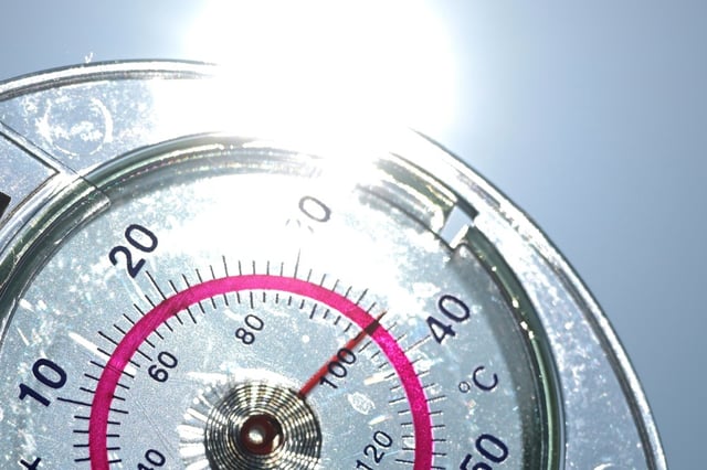 Un thermomètre indique une température de 37°C à Rennes, dans l'ouest de la France, le 11 juin 2025