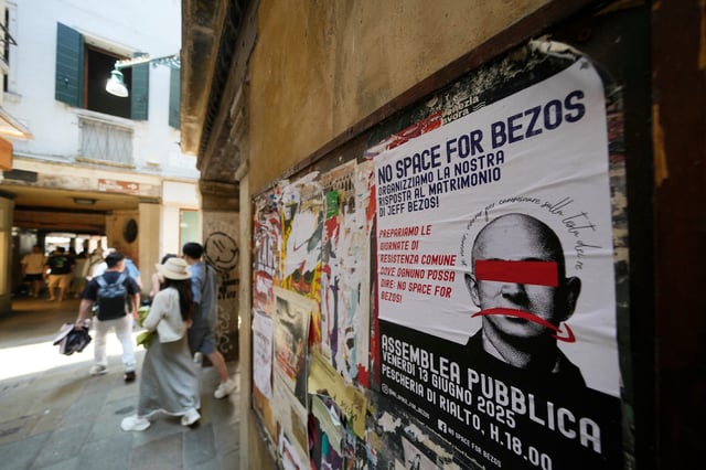 Ein Protestplakat mit der Aufschrift „Keine Raum für Bezos“ ist an einer Wand in Venedig angebracht