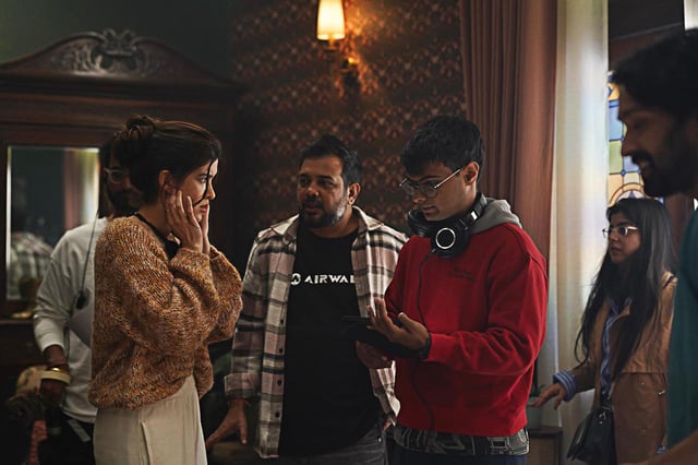 Shanaya Kapoor on Aankhon Ki Gustaakhiyan with director Santosh Singh