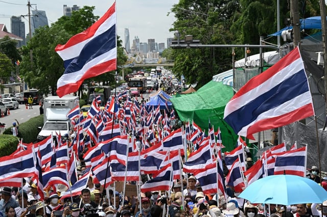 Des manifestants demandent la démission de la Première ministre thaïlandaise Paetongtarn Shinawatra, le 19 juin 2025 à Bangkok