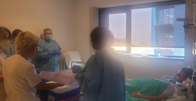 Momento de la administración de la terapia génica contra la hepatitis B en el hospital Álvaro Cunqueiro de Vigo.