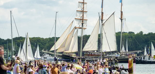 Große und kleine Segelschiffe während der Windjammerparade auf der Kieler Förde