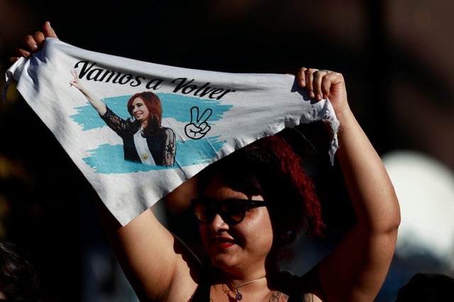 Eine Kirchner-Anhängerin hält bei der Kundgebung ein Tuch hoch mit dem Bild der Ex-Prösidentin samt Aufschrift "Wir kommen zurück"
