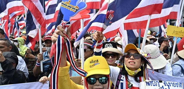Des manifestants demandent la démission de la Première ministre thaïlandaise Paetongtarn Shinawatra, le 19 juin 2025 à Bangkok