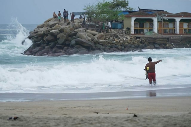 Image tirée d'une vidéo de l'AFPTV montrant une plage de Puerto Escondido, le 18 juin 2025, avant l'arrivée de l'ouragan Erick sur les côtes du Mexique